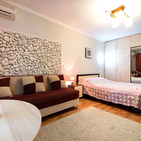 Nadezhda Apartments On Abay Avenue 59 الماتي المظهر الخارجي الصورة